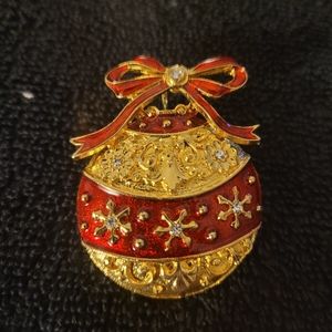 Vintage pin/necklace